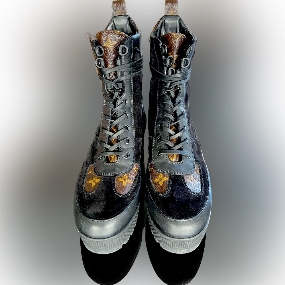 WOMEN’S LOUIS VUITTON LAUREATE PLATFORM DESERT BOOT
